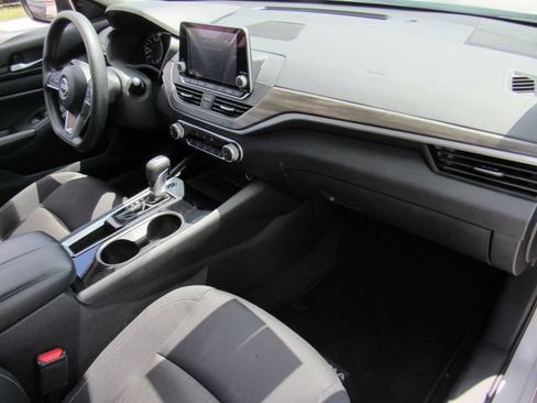 Used 2024 Nissan Altima 2.5 SV FWD image 11