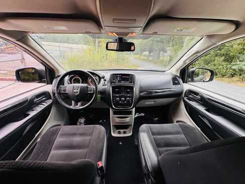 Used 2019 Dodge Grand Caravan SE w/ UConnect Hands-Free Group image 14