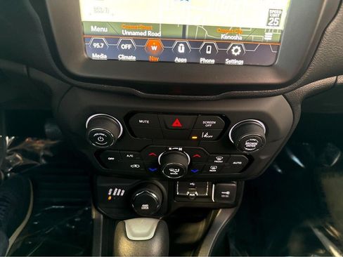 Used 2023 Jeep Renegade Latitude AWD/4WD image 30