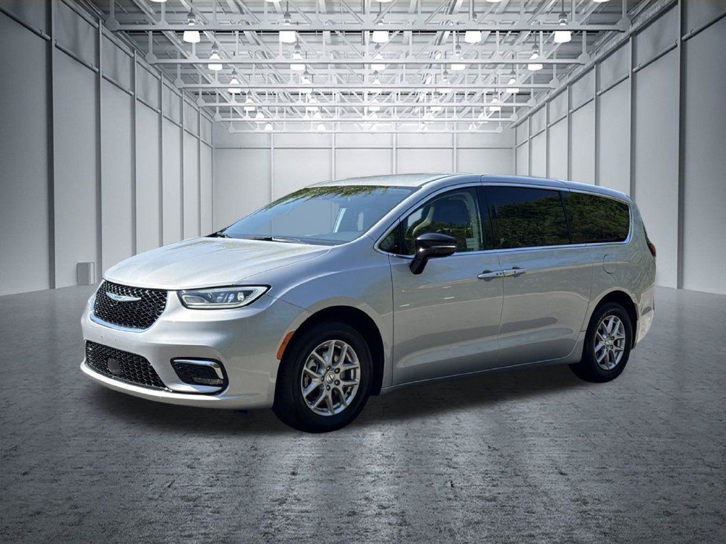 Used 2024 Chrysler Pacifica Touring-L FWD image 3
