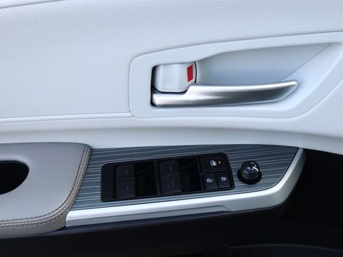 Used 2025 Toyota Sienna XLE FWD image 21