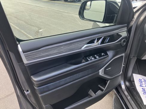 Used 2024 Jeep Wagoneer Series II w/ Flexible Seating Group AWD/4WD image 21