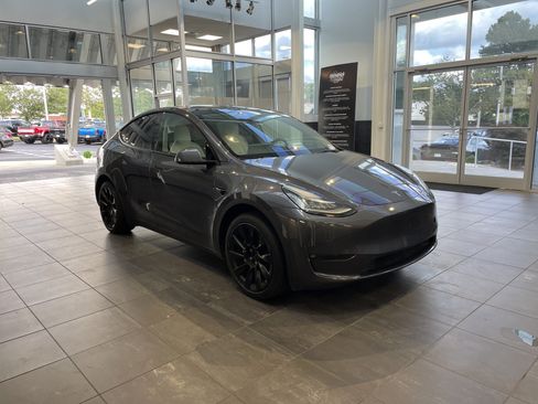 Used 2022 Tesla Model Y Long Range AWD/4WD image 2
