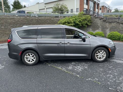 Used 2021 Chrysler Pacifica Touring-L FWD image 3