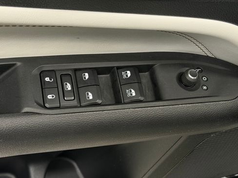 Used 2025 Jeep Compass Limited image 19