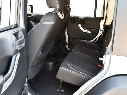Used 2016 Jeep Wrangler Unlimited Rubicon w/ Connectivity Group AWD/4WD image 15