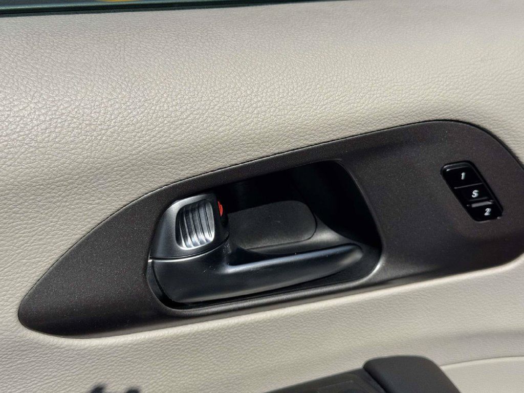 Used 2023 Chrysler Pacifica Touring-L FWD image 19
