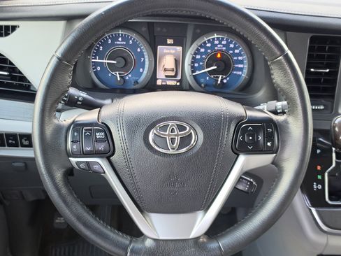 Used 2017 Toyota Sienna XLE Premium FWD image 16