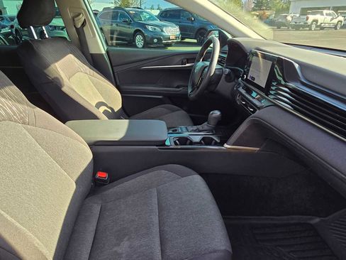 Used 2025 Toyota Camry LE w/ Convenience Package image 10
