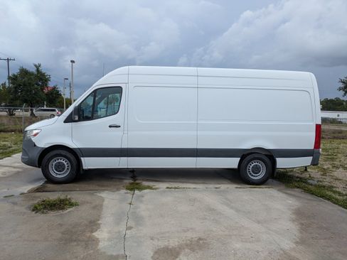 Used 2021 Mercedes-Benz Sprinter 2500 w/ Driver Convenience Package image 7