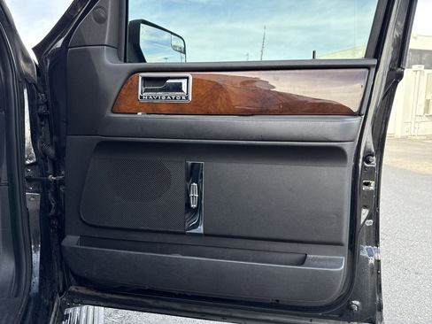 Used 2014 Lincoln Navigator 2WD image 34