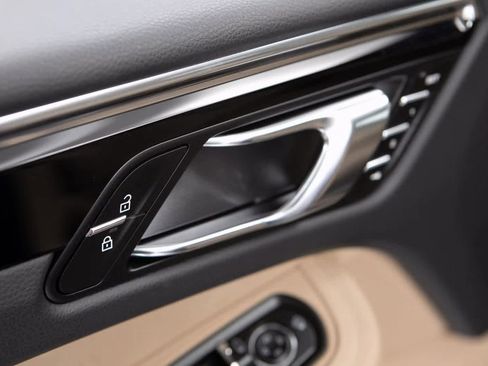 Certified 2025 Porsche Macan image 21