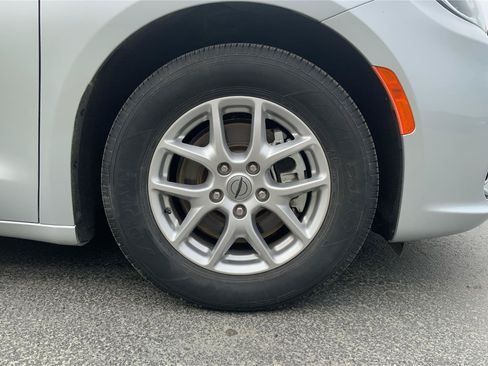 Used 2023 Chrysler Pacifica Touring-L FWD image 26