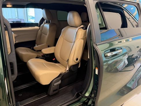 Used 2024 Toyota Sienna XLE FWD image 30