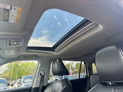 Used 2021 Toyota Highlander XLE AWD/4WD image 18
