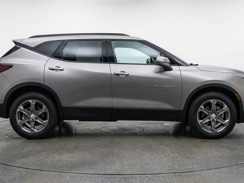 Used 2025 Chevrolet Blazer LT FWD image 11