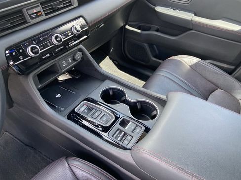 Used 2025 Honda Pilot Black Edition image 32