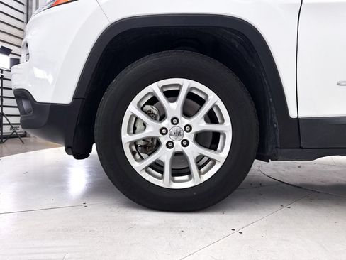 Used 2014 Jeep Cherokee Latitude AWD/4WD image 4
