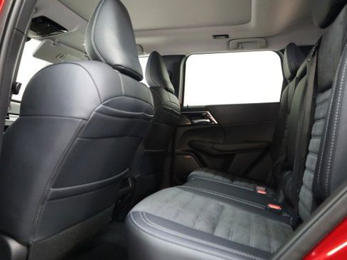 New 2025 Mitsubishi Outlander SE image 16