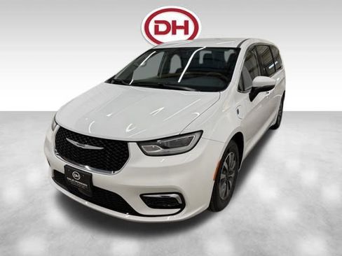 Used 2023 Chrysler Pacifica Touring-L image 9