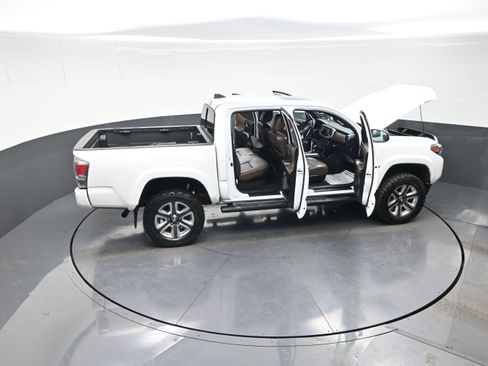 Used 2017 Toyota Tacoma Limited w/ Tow Package AWD/4WD image 14