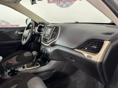 Used 2017 Jeep Cherokee Sport AWD/4WD image 12