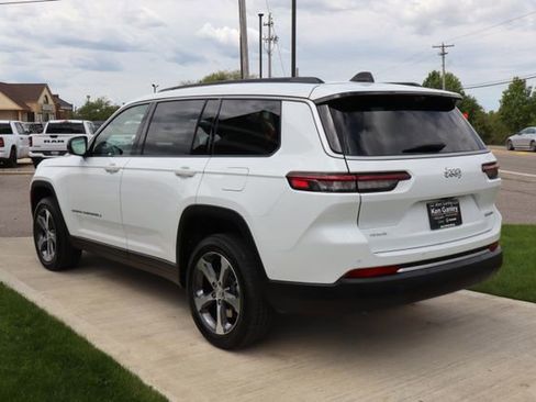 New 2026 Jeep Grand Cherokee L Limited w/ Luxury Tech Group II AWD/4WD image 34