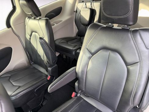 Used 2023 Chrysler Pacifica Touring-L image 13
