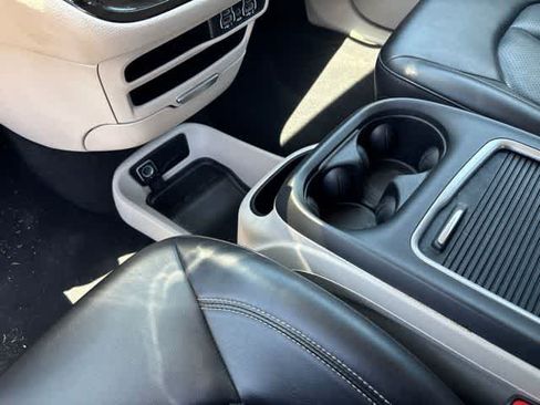 Used 2023 Chrysler Pacifica Touring-L FWD image 16