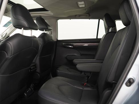 Used 2024 Toyota Highlander Limited AWD/4WD image 16
