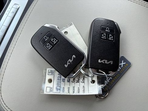 Used 2024 Kia Carnival LX FWD image 21