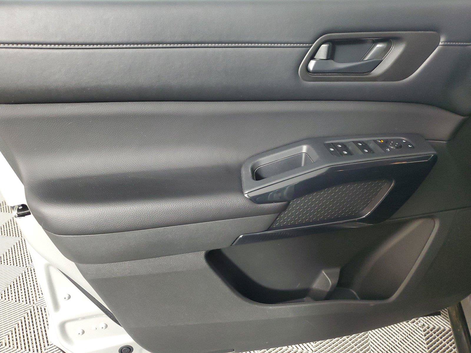 Used 2025 Nissan Pathfinder SV FWD image 17