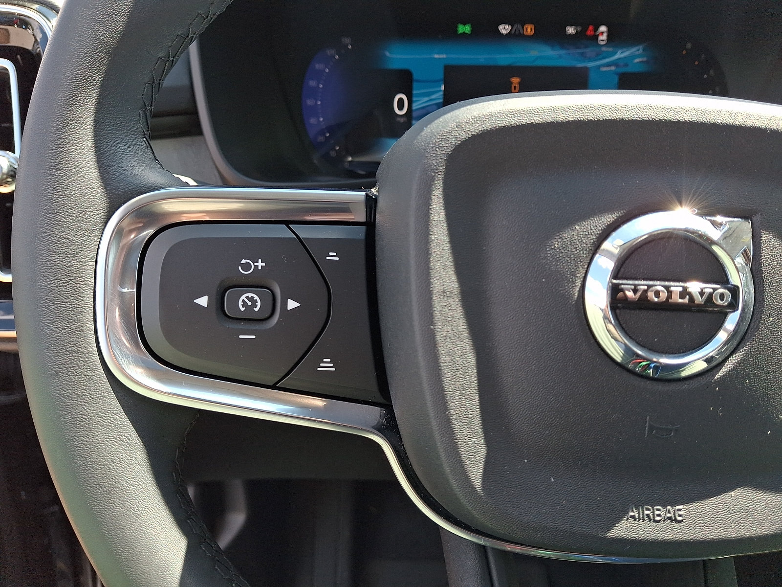 Used 2024 Volvo XC40 B5 Plus w/ Protection Package Premier AWD/4WD image 23