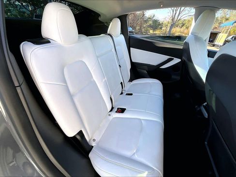 Used 2021 Tesla Model Y Long Range image 19