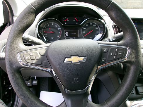 Used 2019 Chevrolet Cruze LT w/ Convenience Package image 18