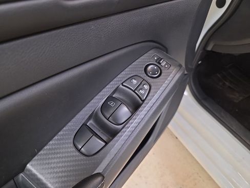 Used 2025 Nissan Altima 2.5 SV image 12