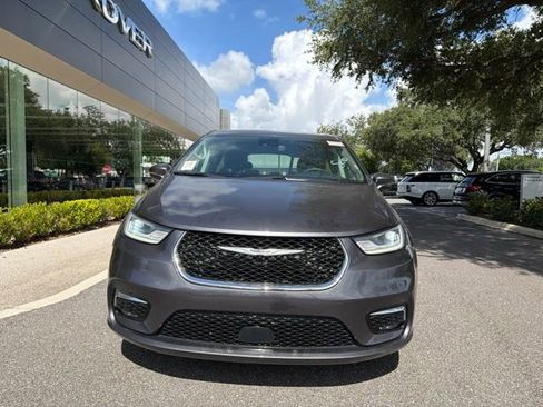 Used 2023 Chrysler Pacifica Touring-L FWD image 2