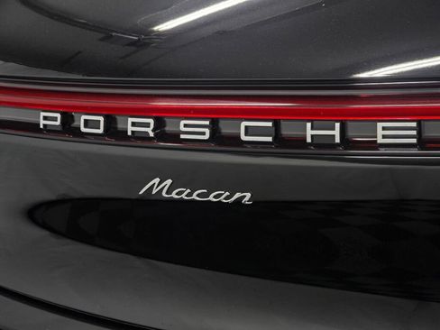 Certified 2025 Porsche Macan AWD/4WD image 32
