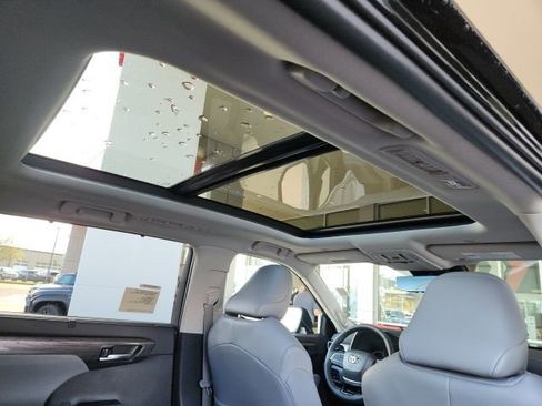 New 2026 Toyota Highlander Platinum image 27
