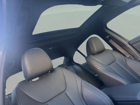 Used 2026 BMW 330i Sedan w/ Premium Package image 35