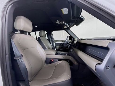 Used 2025 Land Rover Defender 110 S image 30