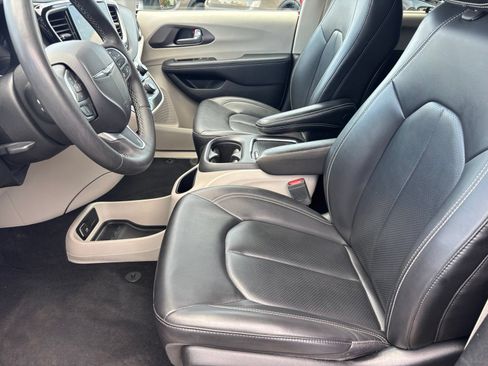 Used 2023 Chrysler Pacifica Touring-L FWD image 12
