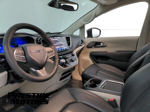 Used 2023 Chrysler Pacifica Touring-L FWD image 13