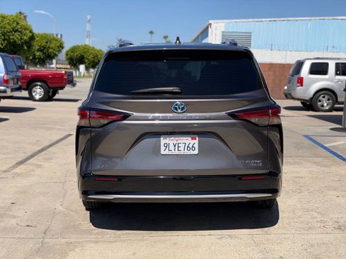 Used 2024 Toyota Sienna Platinum AWD/4WD image 9