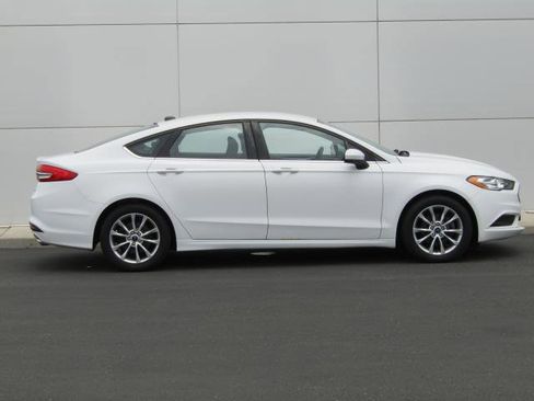 Certified 2017 Ford Fusion SE FWD image 3