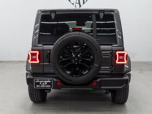 Used 2025 Jeep Wrangler Unlimited Sahara AWD/4WD image 4