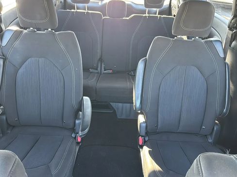 Used 2020 Chrysler Pacifica Touring w/ S Appearance Package image 21