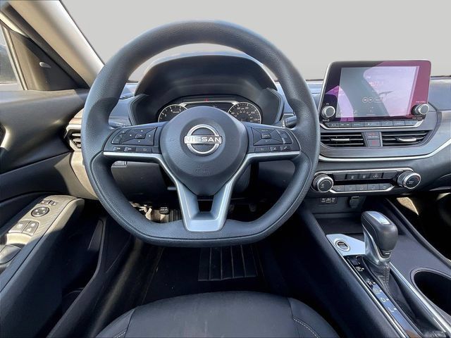 Used 2025 Nissan Altima 2.5 SV FWD image 10
