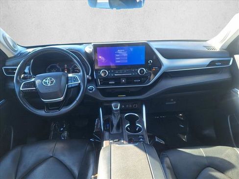 Used 2023 Toyota Highlander Platinum image 16