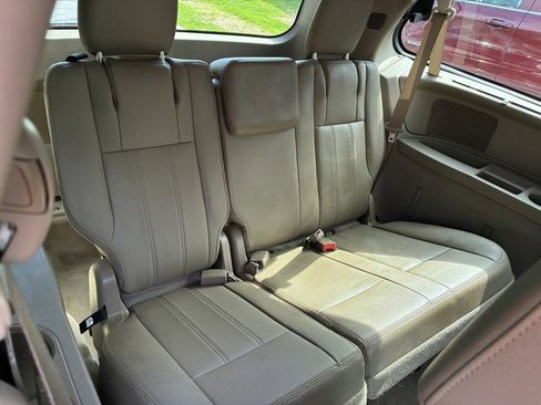 Used 2016 Chrysler Town & Country Touring-L FWD image 17